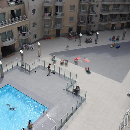 Met Zeezicht En Verwarmd Zwembad Oostende